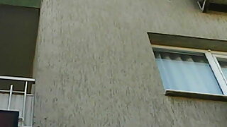 Băiatul îndesă șapca ...